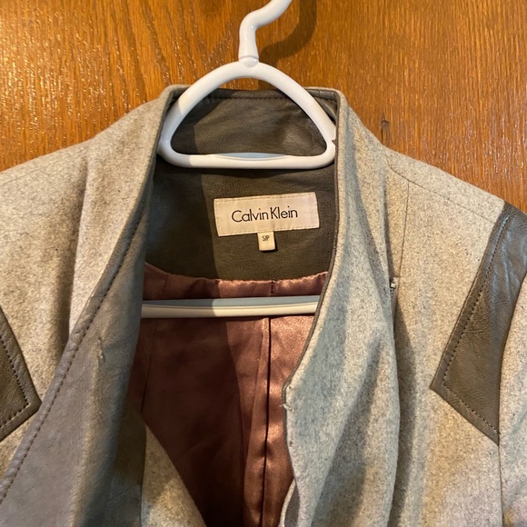 Flattering modern Calvin Klein wool jacket. Perfect condition. - Picture 3 of 4